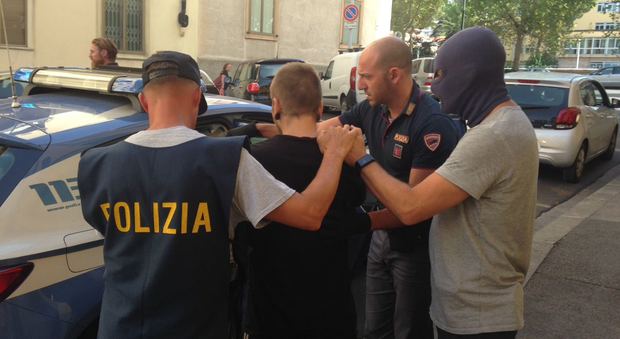 Firenze, bomba di Capodanno e molotov contro caserma: arrestati 8 anarchici