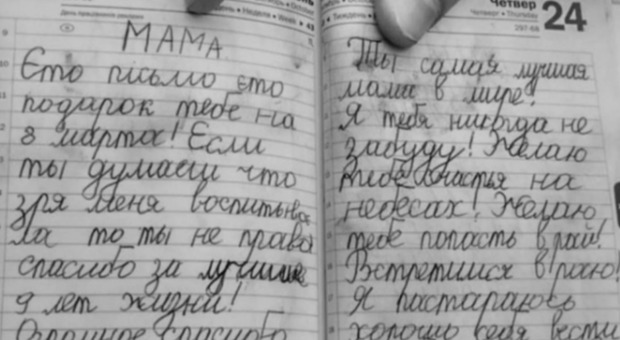 Bambino ucraino di 9 anni scrive alla mamma morta: «Proverò a fare il bravo per venire in paradiso da te»
