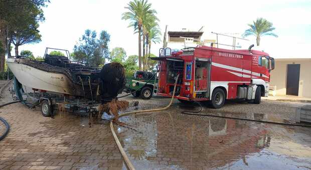 Salento, incendio nel resort: le fiamme distruggono un magazzino e una imbarcazione