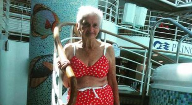 Non ci sono età per il bikini, l'anziana Irene diventa una star del web: ecco perché