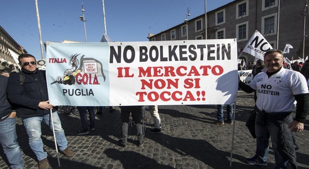 Roma, ambulanti in piazza contro la Bolkestein: «Il mercato non si tocca»