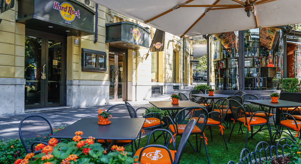 L'Hard Rock Cafe compie 46 anni, a Roma l'happy hour dei panini a meno di un euro