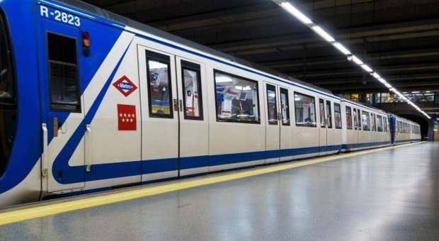 Lite in metro, spinto dal rivale sui binari: investito e ucciso dal treno