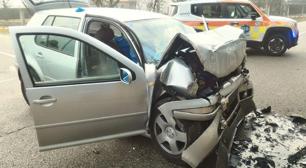 Ormelle, incidente stradale in auto: parte anteriore disintegrata, morta una persona F