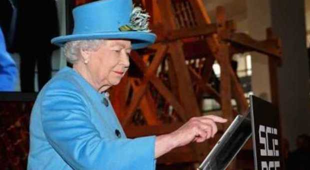 La regina Elisabetta sempre più social inaugura una mostra e manda il suo primo «tweet»
