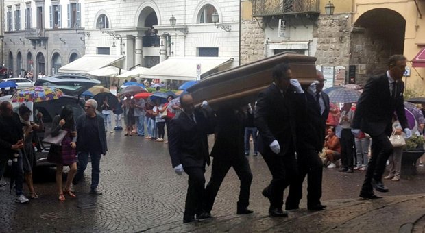 Anna Marchesini, i funerali a Orvieto. Lopez e Solenghi: «Il Trio continua e si ricongiungerà»