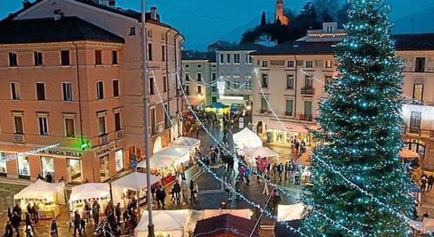 Mercatini di Natale in piazza Alessandro Rossi con vista dal duomo di San Pietro