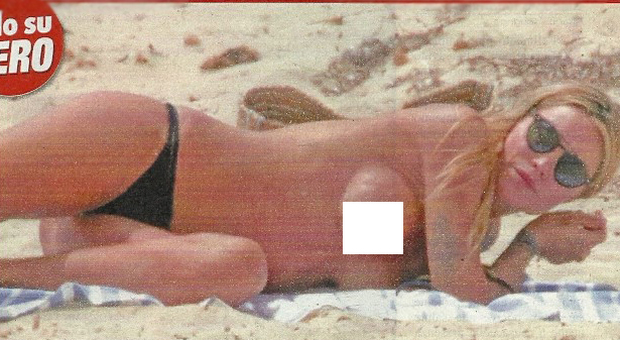 Elenoire Casalegno hot, regina della spiaggia: fuga a Formentera e primo topless della stagione