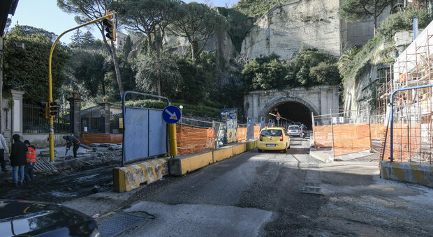 Napoli, le gallerie della vergogna: una chiusa, due nel caos