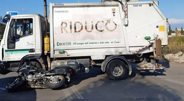 Moto contro camion dei rifiuti: paura a Lecce