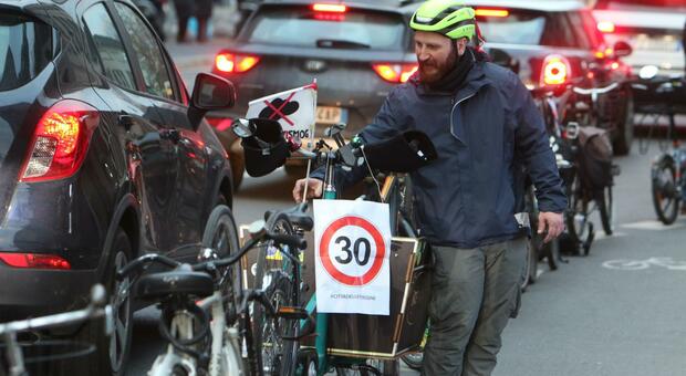 Un ciclista con il simbolo dei 30 km/h di velocità massima