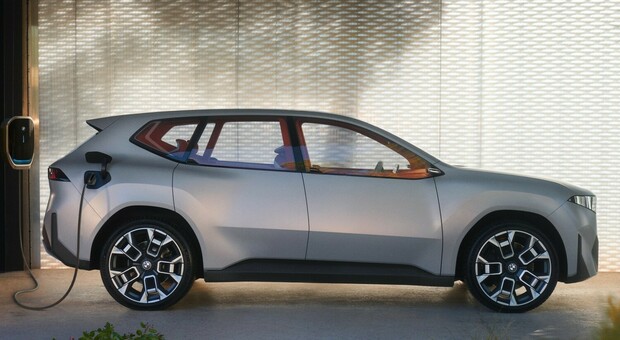 La BMW Vision Neue Klasse X prefigura lo stile delle vetture derivate dalla omonima piattaforma elettrica del costruttore di Monaco. I primi due modelli su di essa basati debutteranno l'anno prossimo.