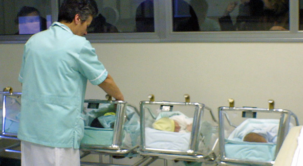Neonata ha 40 di febbre, il pediatra non la visita La mamma: «Lo denuncio»