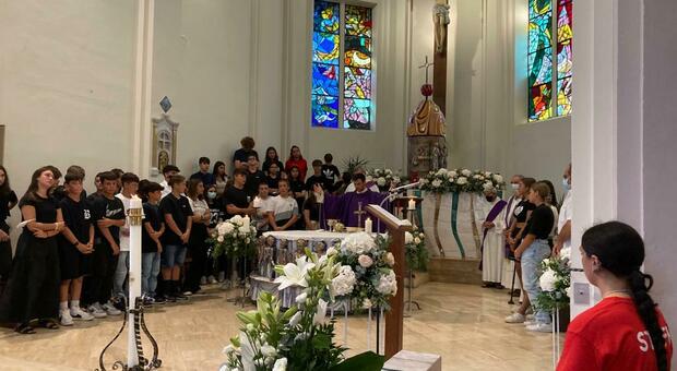 Fiori bianchi e lacrime per il funerale di Fabio e Davide Zandri, folla in chiesa per l'addio a papà e figlio