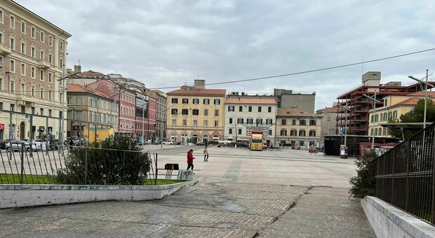 Piazza Pertini, che desolazione; «Ci servono eventi tutto l’anno, il nostro sogno è la copertura»
