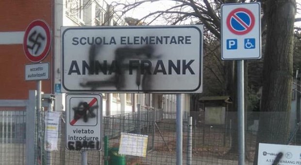 Pesaro, svastiche all'Anna Frank Il sindaco d'indigna, ma Fb lo banna