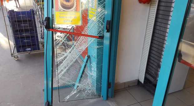 San Benedetto, vetri in frantumi e casse lanciate nel parco: i ladri di Santo Stefano razziano sei negozi