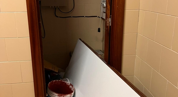 Devastati i bagni appena ristrutturati al Terminillo. Foto. Sinibaldi: «Vergognoso, aiutateci a trovare i responsabili»