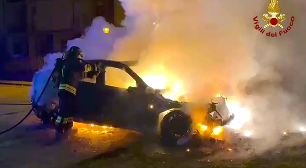 L auto a fuoco ad Atripalda e l intervento dei vigili del fuoco