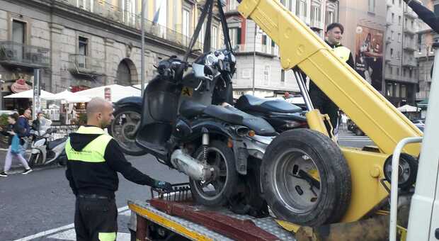 Napoli, rimosse 19 auto e moto abbandonate lungo le strade del centro