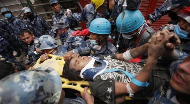Nepal, il miracolo dei soccorsi: salvate altre due donne. Ragazzino estratto vivo dopo 5 giorni sotto le macerie