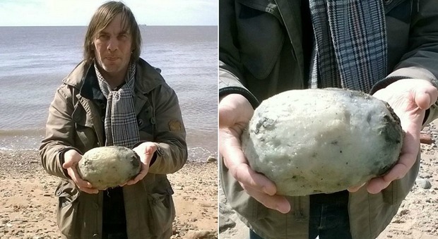 Trovano una 'palla di gomma' mentre sono a spasso in spiaggia: vale 65.000 euro