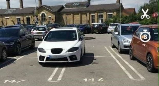 Inghilterra, giovane parcheggia la sua auto su quattro posti