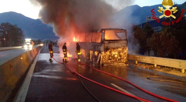 Paura sul raccordo Salerno-Avellino: brucia il bus della banda musicale, salvi i musicisti