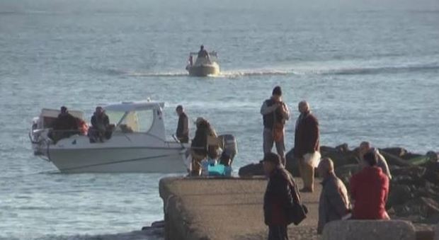 Ostia, scontro al largo tra uno yacht e barca da pesca: feriti due giovani