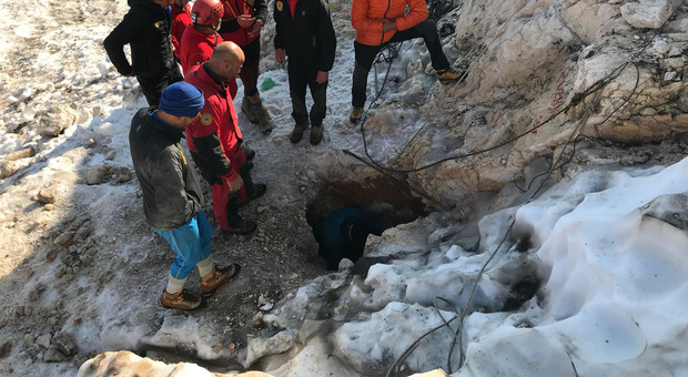 Il secondo varco scavato dai soccorritori per raggiungere lo speleologo bloccato in grotta sul Canin