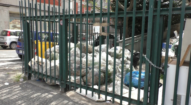 Napoli, il Palastadera diventa discarica: «Liberatelo dai rifiuti, ridateci lo sport»
