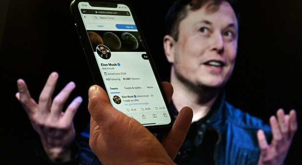 Elon Musk ci ripensa: riammessi su Twitter i giornalisti sospesi (e quelli che seguivano il suo aereo)