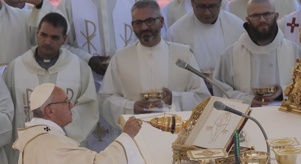Papa Francesco canonizza sette nuovi santi: alla funzione anche i ministri Boschi e Segolene Royal