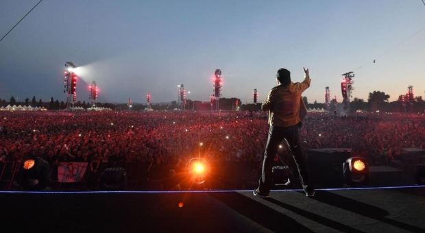 Vasco il giorno dopo il concerto leggenda ringrazia i fan: «La tempesta perfetta»