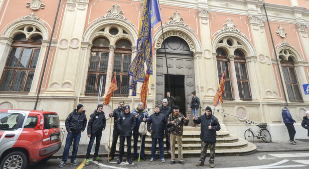 Un gruppo di indipendentisti veneti davanti al tribunale di Rovigo