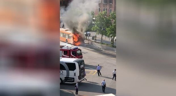 Bus in fiamme a Piazzale Roma: fuggi fuggi dei passeggeri, panico tra i turisti