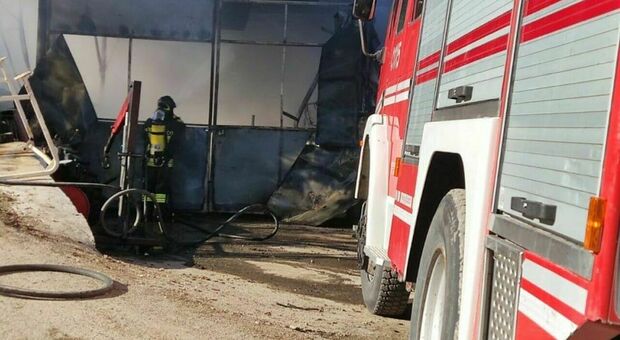 Attimi di paura, si incendia una baracca a Roccafluvione: immediato l'arrivo dei Vigili del Fuoco