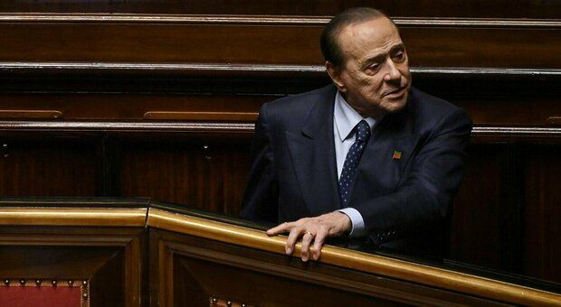 Berlusconi, il bollettino: «Stato clinico e risposta alle cure hanno consentito il trasferimento in reparto di degenza ordinaria»