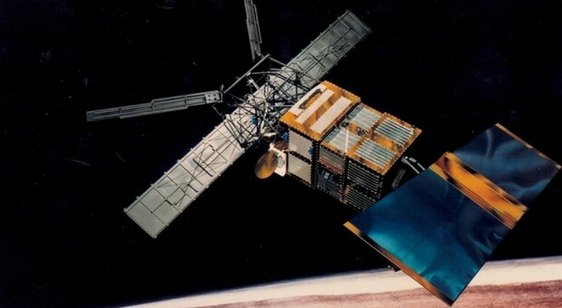 Il satellite Ers-2 precipita sulla Terra: «Grosso come un autobus». Cosa si rischia e dove potrebbe atterrare