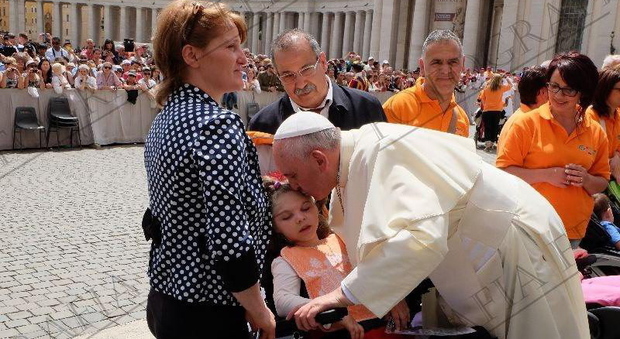 La bambina in piazza San Pietro riceve il bacio di Papa Francesco