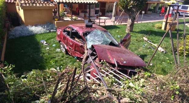 Grave incidente a Sezze, con l'auto finisce in un giardino
