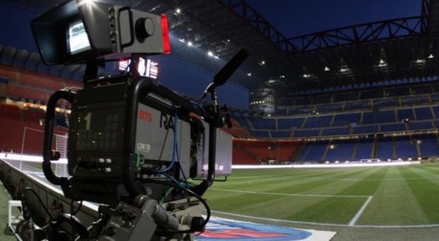 Calcio, è guerra sui diritti tv: Sky diffida la Lega, Mediaset risponde con una controdiffida