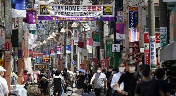 Giappone: crollano i consumi delle famiglie, pesano restrizioni