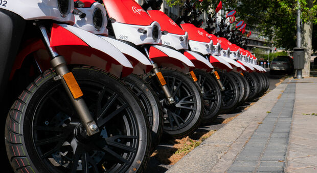 Milano, oltre 700 batterie elettriche rubate a società di scooter sharing: arresti e perquisizioni per 12 italiani