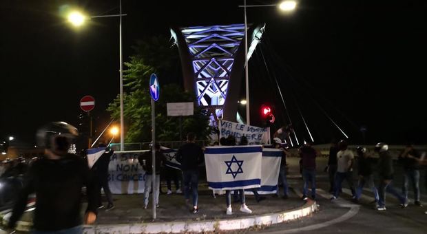 Blitz degli studenti ebrei sul Ponte Spizzichino dopo la provocazione antisemita