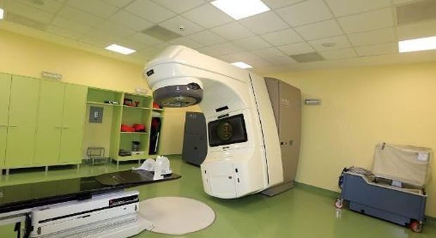 Valentina si sottopone alla radioterapia per curare il tumore, ma la macchina è difettosa e la uccide