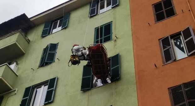 Roma, il paziente è obeso estratto dall'abitazione con l'autoscala dei pompieri