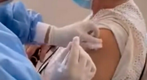 Polemica in Colombia per l'applicazione di una siringa vuota durante la vaccinazione di una donna anziana