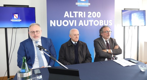 Caserta consegna nuovi autobus air Campania con il presidente De Luca