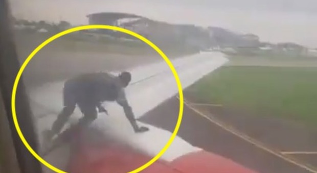Uomo sale sull'ala di un aereo: panico tra i passeggeri, arrestato. Il video è virale